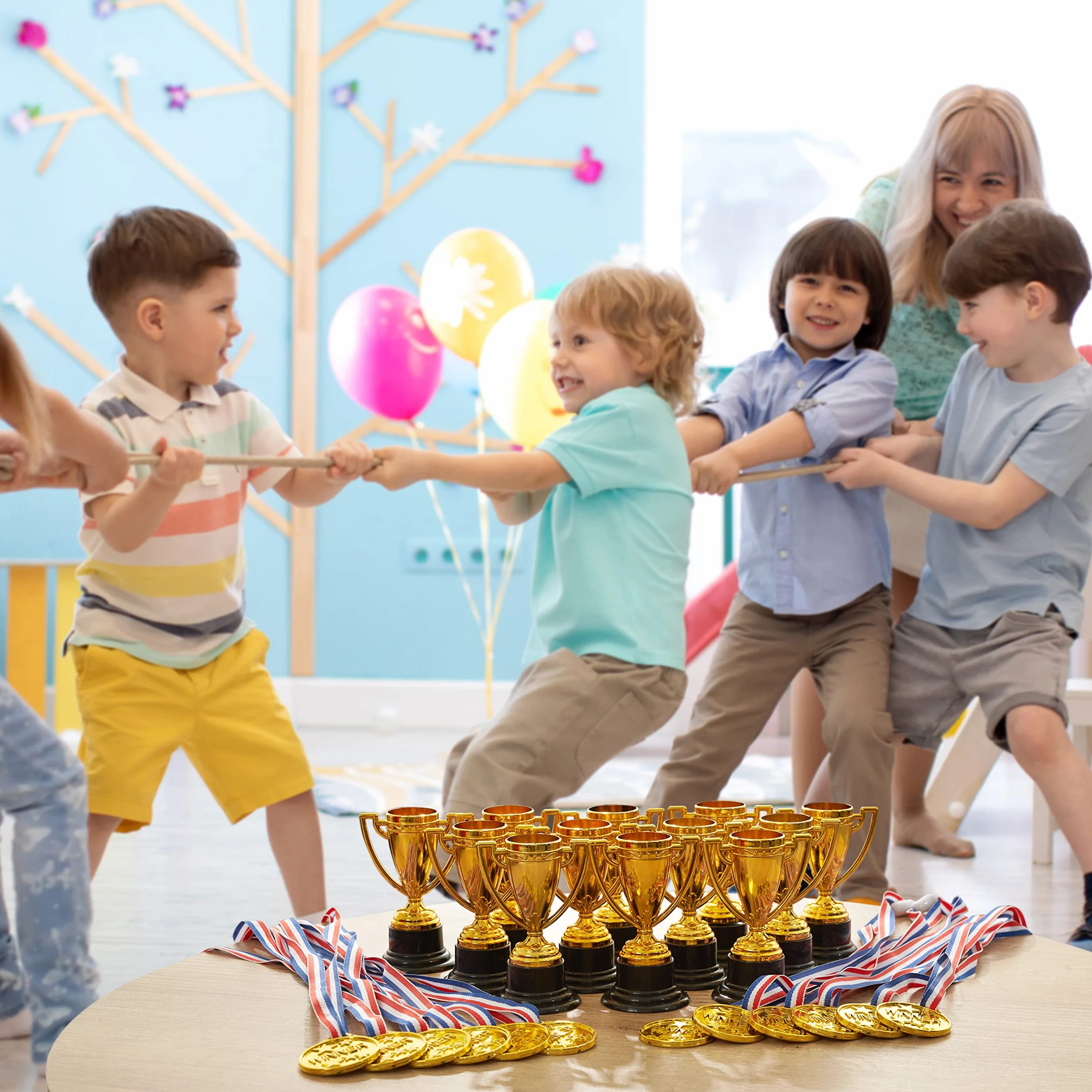 THE TWIDDLERS 24 Pièces Mini Trophées & Médailles pour Fête Enfants, Sport Scolaire, Tournoi