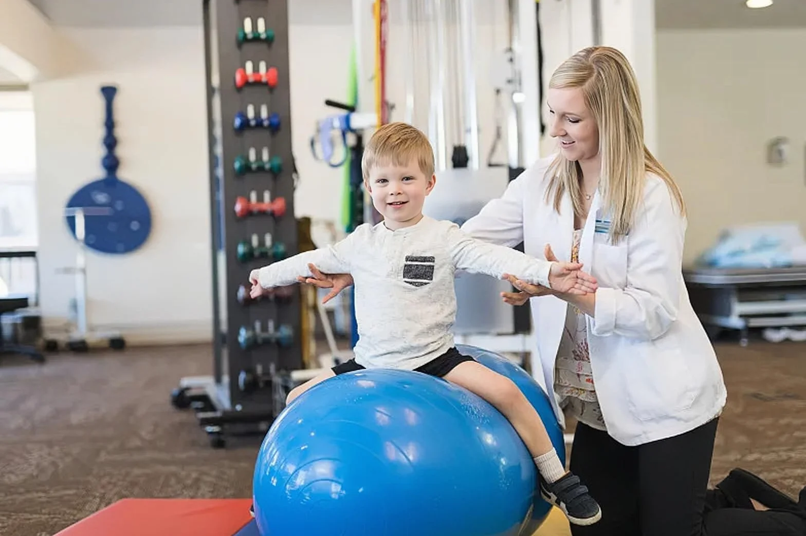 Ballon Gym Cacahuète d'Exercice pour Yoga, Grossesse, Accouchement et Fitness (Pompe Incluse)