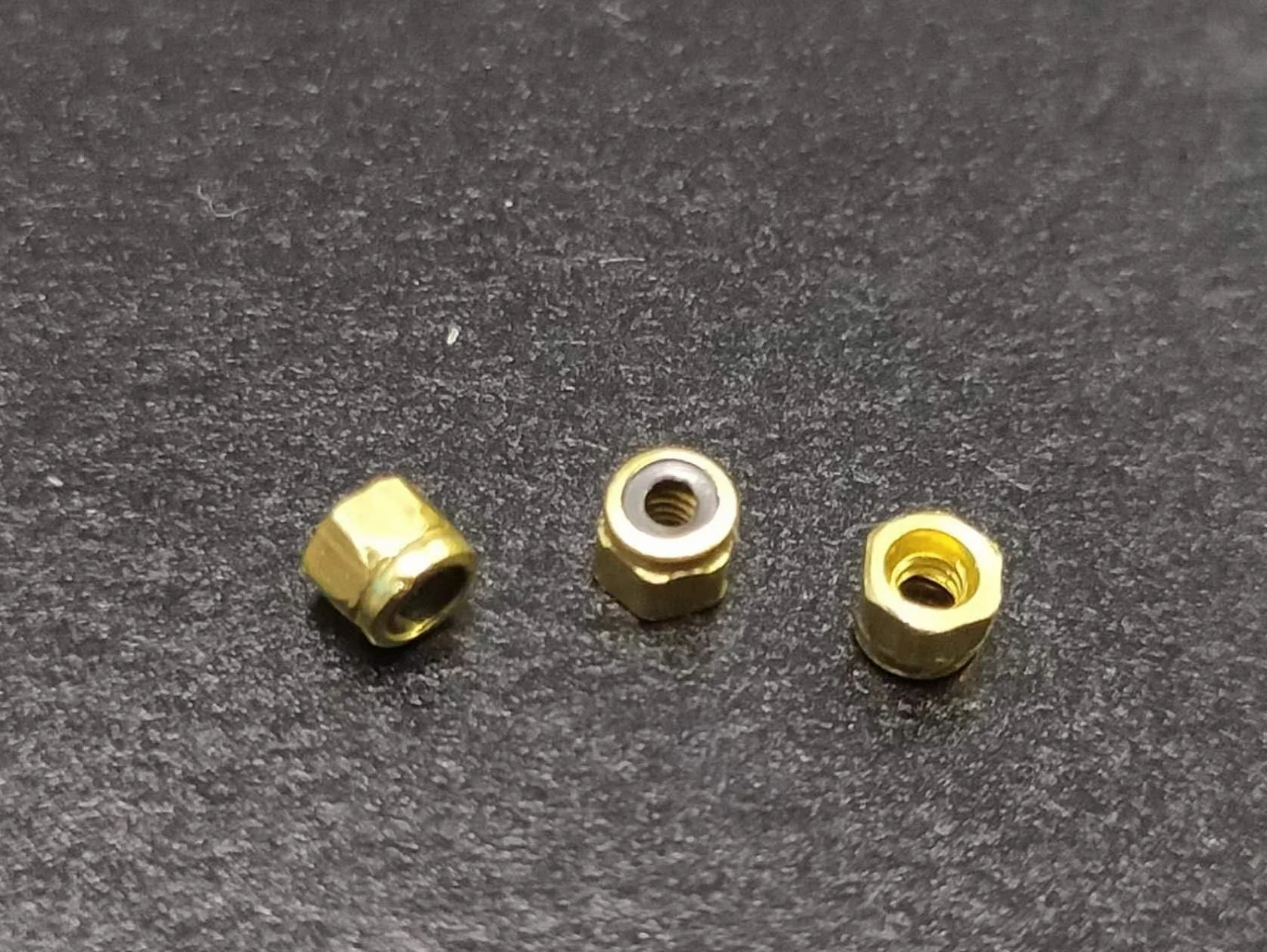 LEEFAI Lot de 24 écrous de verrouillage dorés avec insert en nylon et tournevis