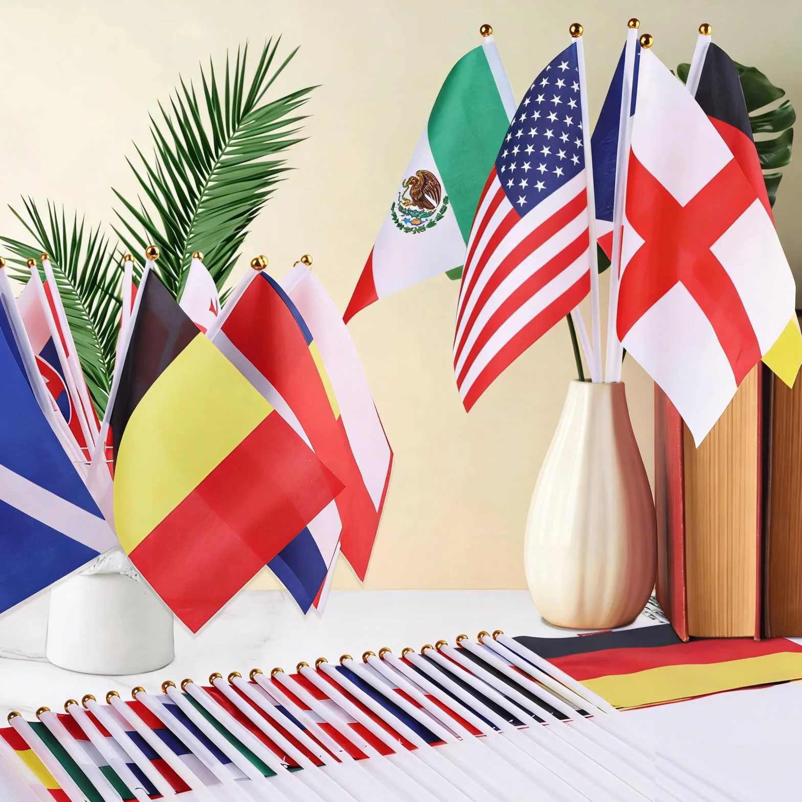 AhfuLife 48 Drapeaux de Coupe du Monde de Football 14x21cm avec Mât 30cm pour Décoration Compétition