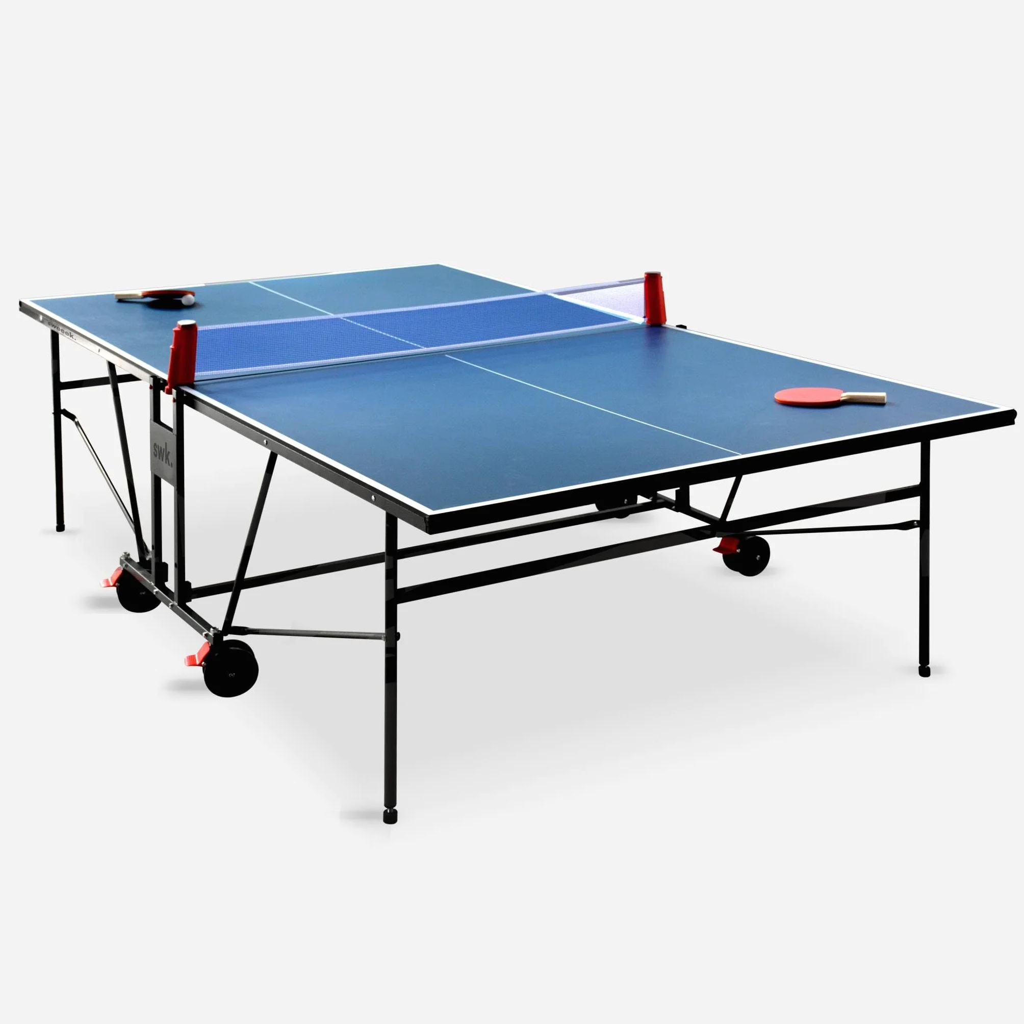 Table de ping-pong intérieur avec raquettes et balles tennis de table