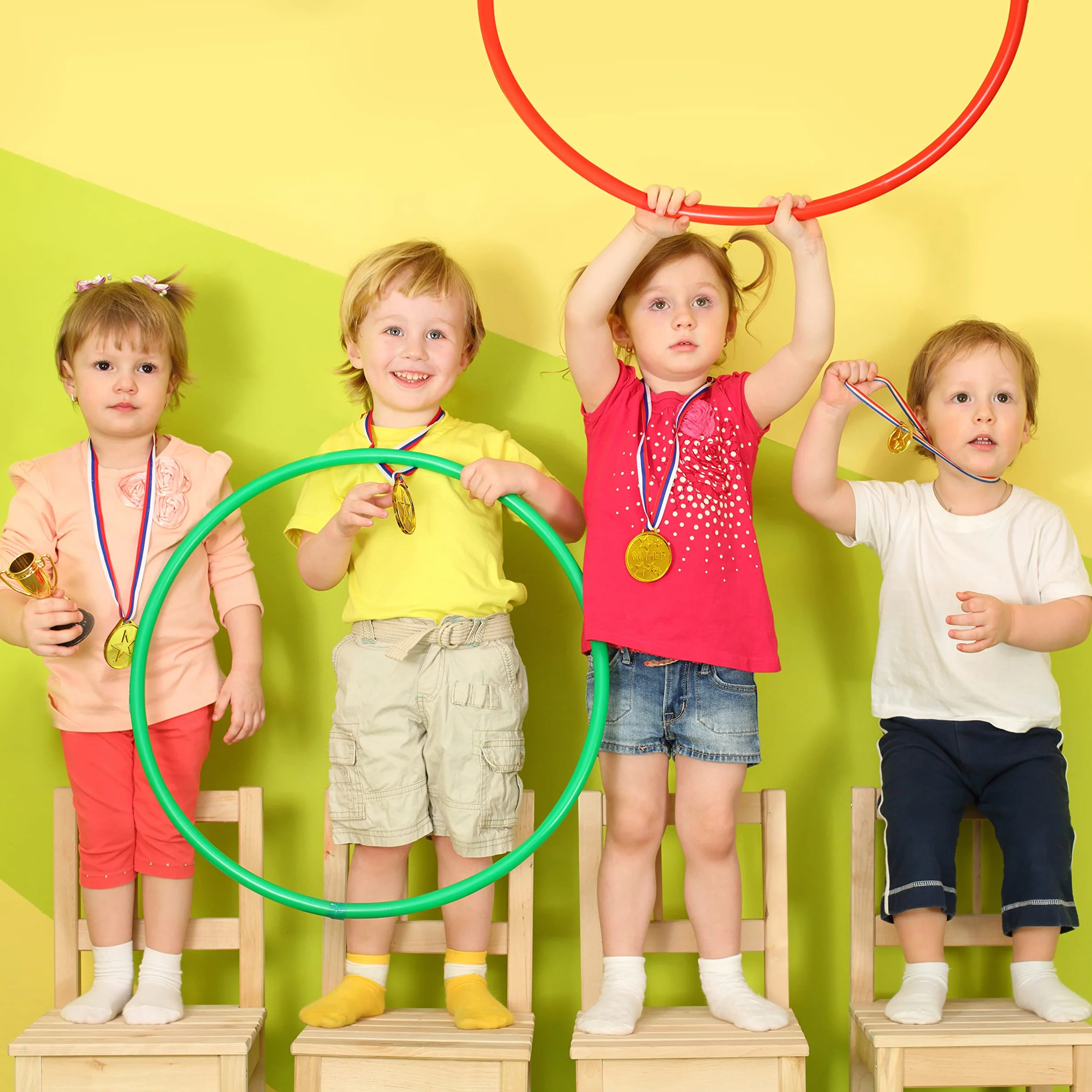THE TWIDDLERS 24 Pièces Mini Trophées & Médailles pour Fête Enfants, Sport Scolaire, Tournoi