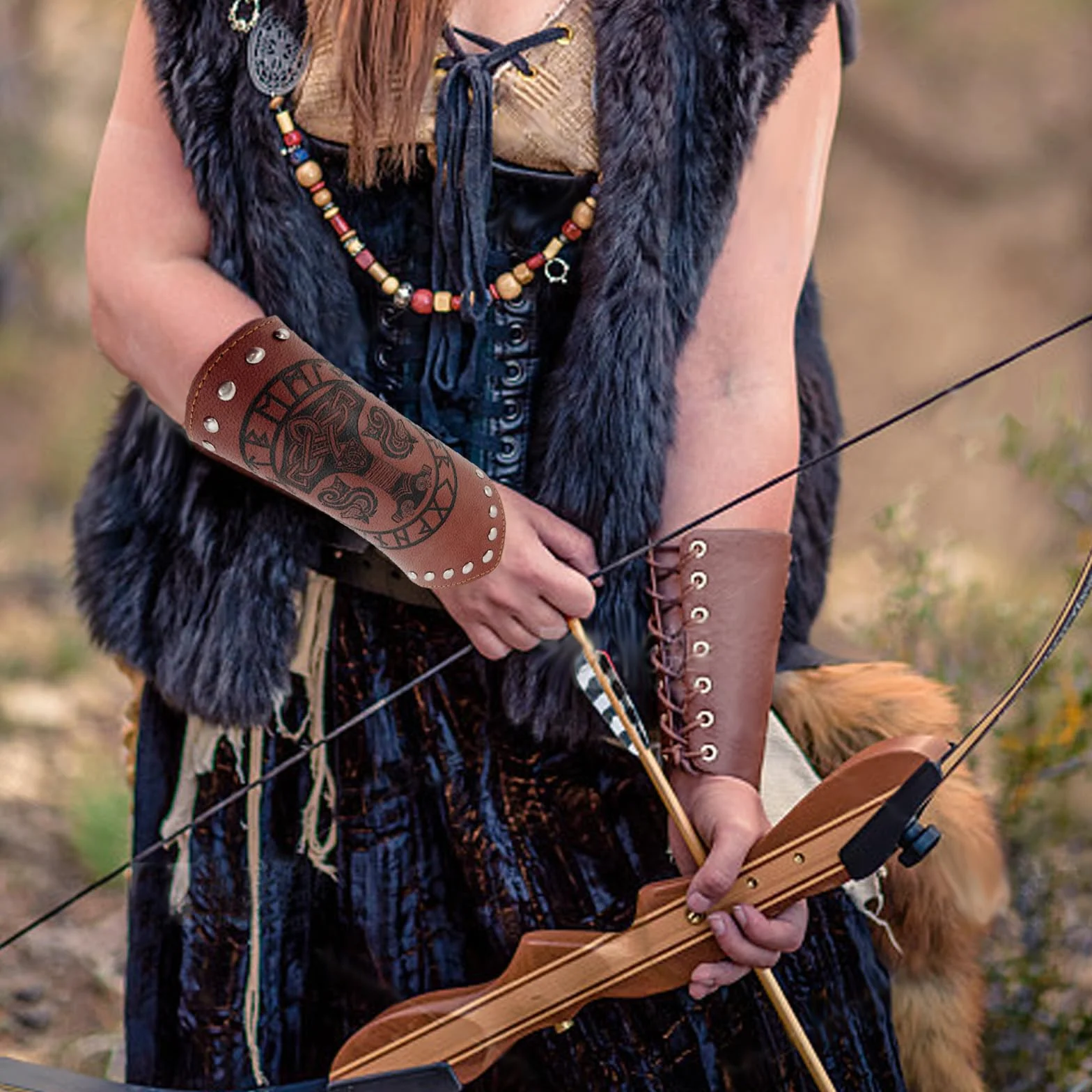 Brassards en Cuir Viking pour Adultes, Protège-bras Médiévaux en Cuir Synthétique Gaufré pour LARP Halloween