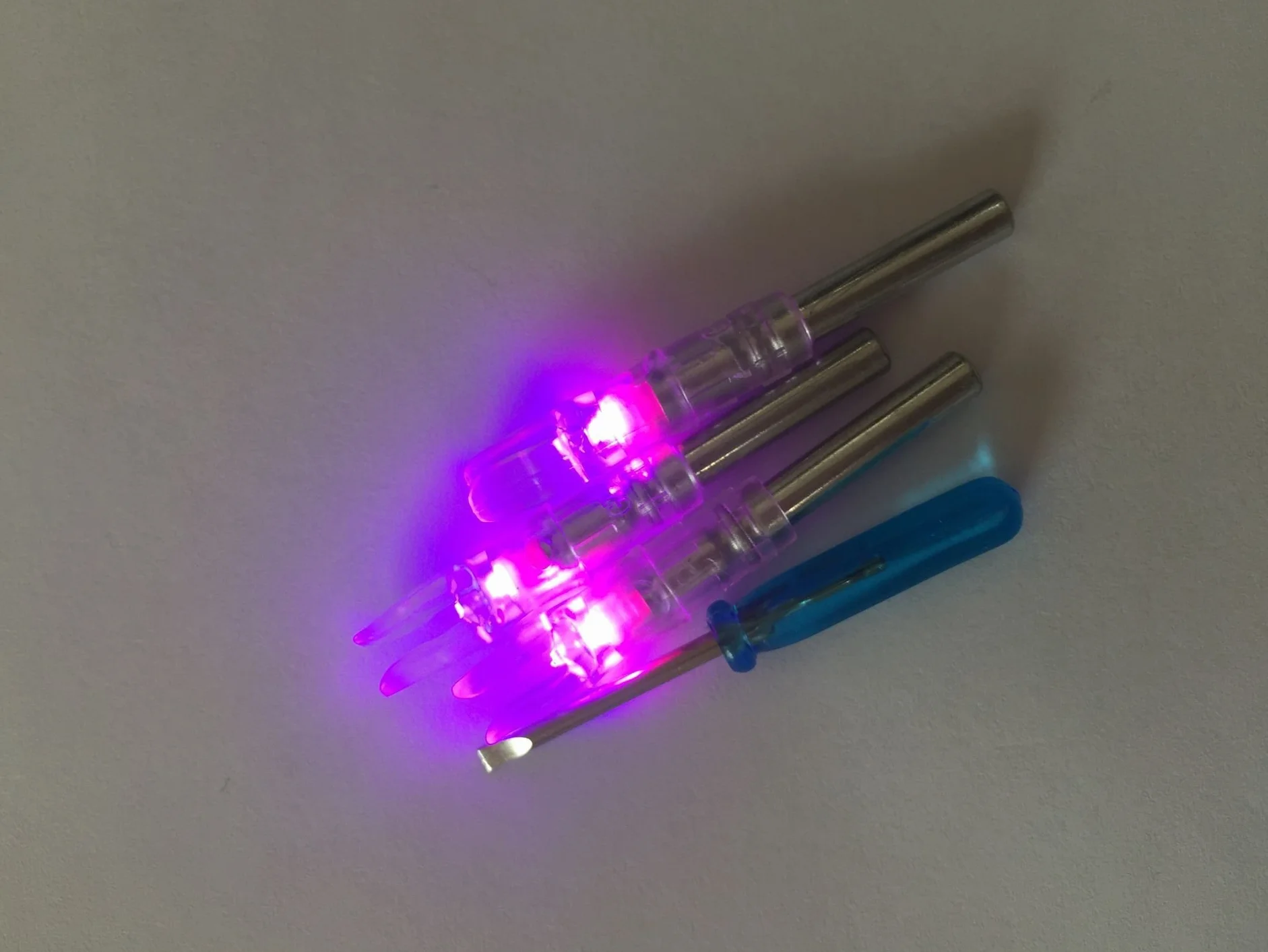 Lot de 6 encoches lumineuses automatiquement diamètre intérieur 6,2 mm flèches taille S violet