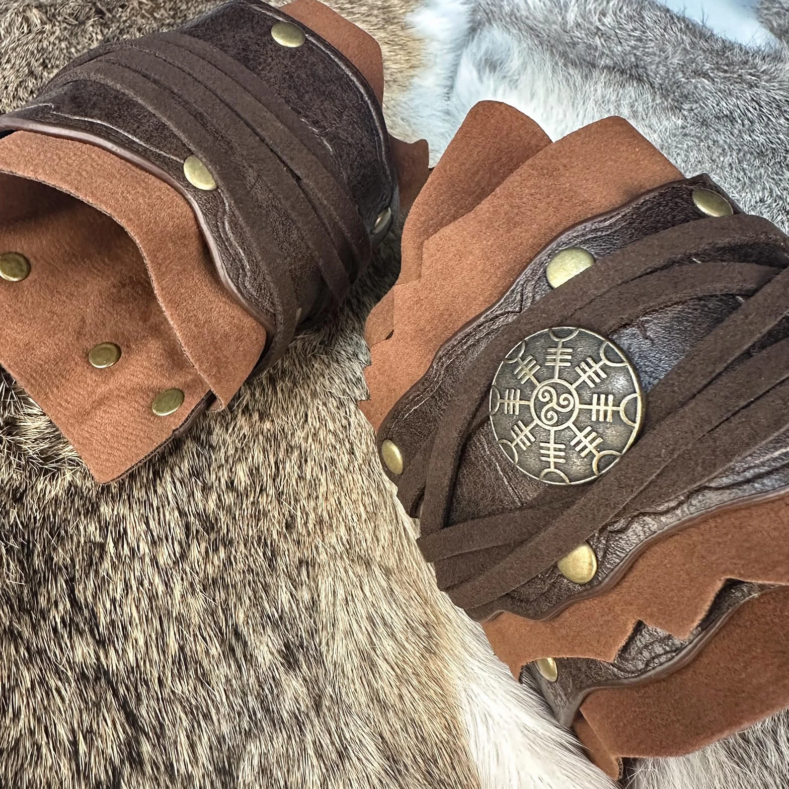 HiiFeuer Protège-Bras Médiévaux en Daim, Bracelets en Fourrure Artificielle Renaissance, Bandeau de Poignet Viking Archery Arm Guards