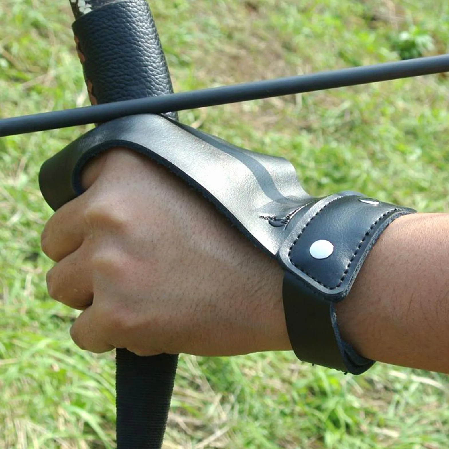 Set Protège Bras de Tir à l'Arc en Cuir PU Garde de Bras Noir Protection d'Avant-Bras avec Sangles Réglable et Protège Doigts pour Arc Classique Arc Composé