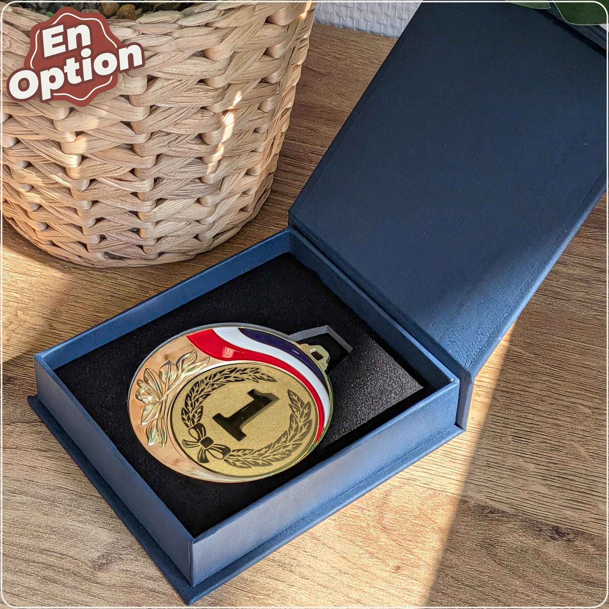 Médaille personnalisée or gravée 7 cm ruban France récompense sport concours