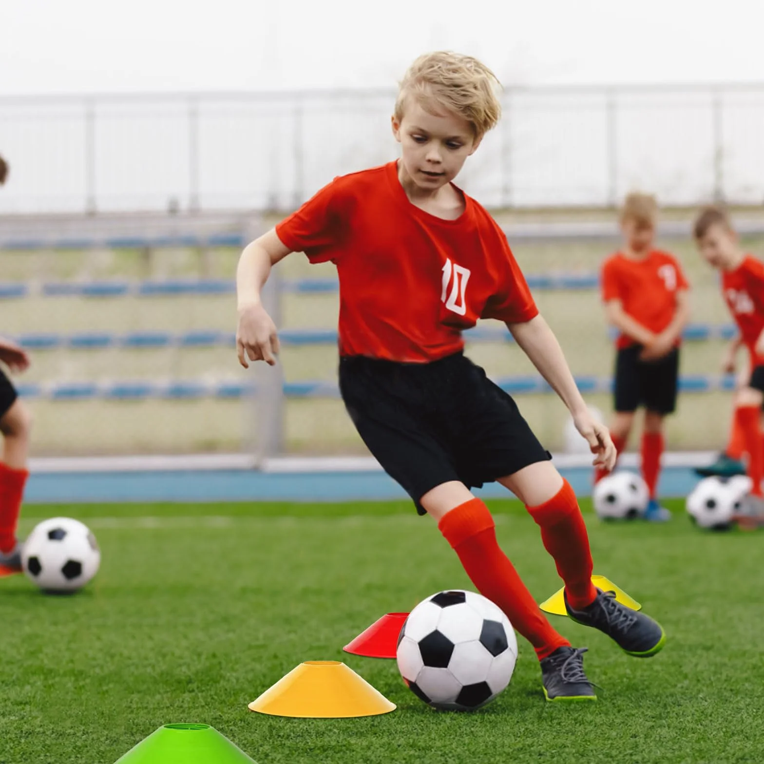 Cônes d'Entraînement Football 50 Pièces - Plots de Marquage Sportif avec Support et Filet de Rangement, 5 Couleurs