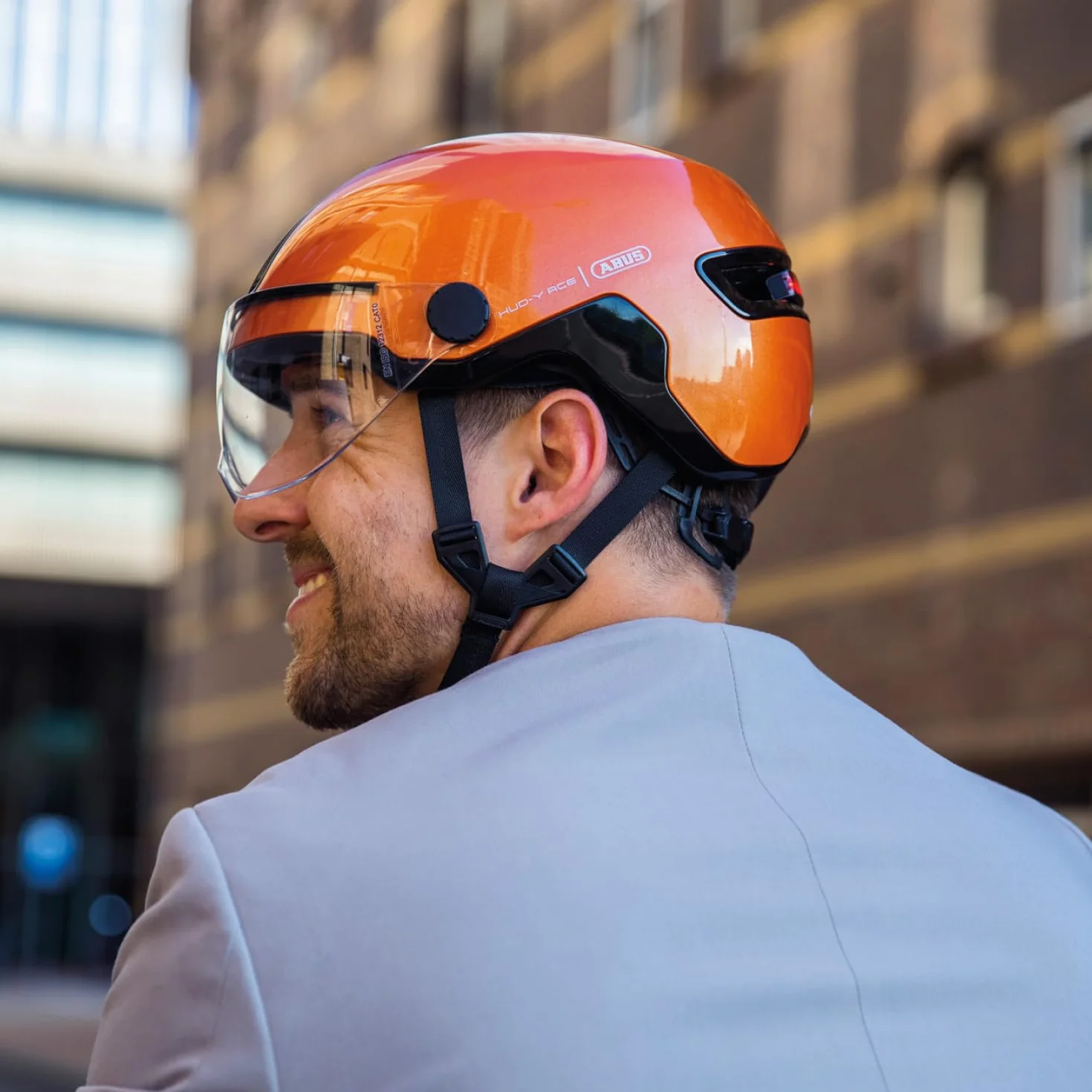 ABUS Casque de Ville HUD-Y ACE Casque de vélo avec visière et feu arrière LED magnétique Rechargeable