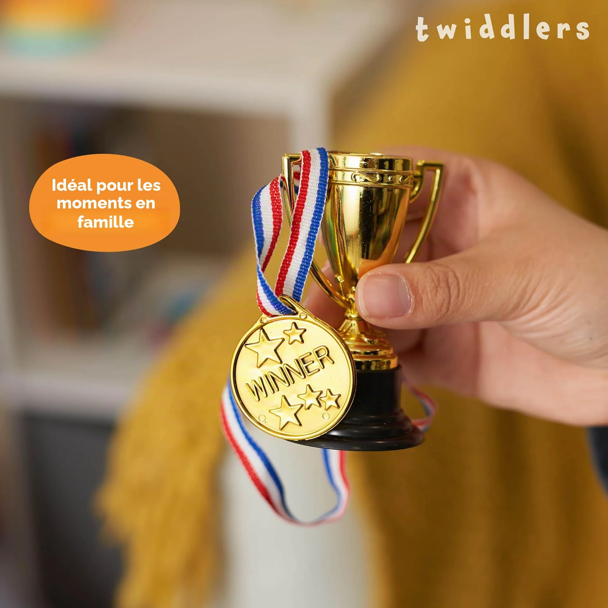 THE TWIDDLERS 24 Pièces Mini Trophées & Médailles pour Fête Enfants, Sport Scolaire, Tournoi