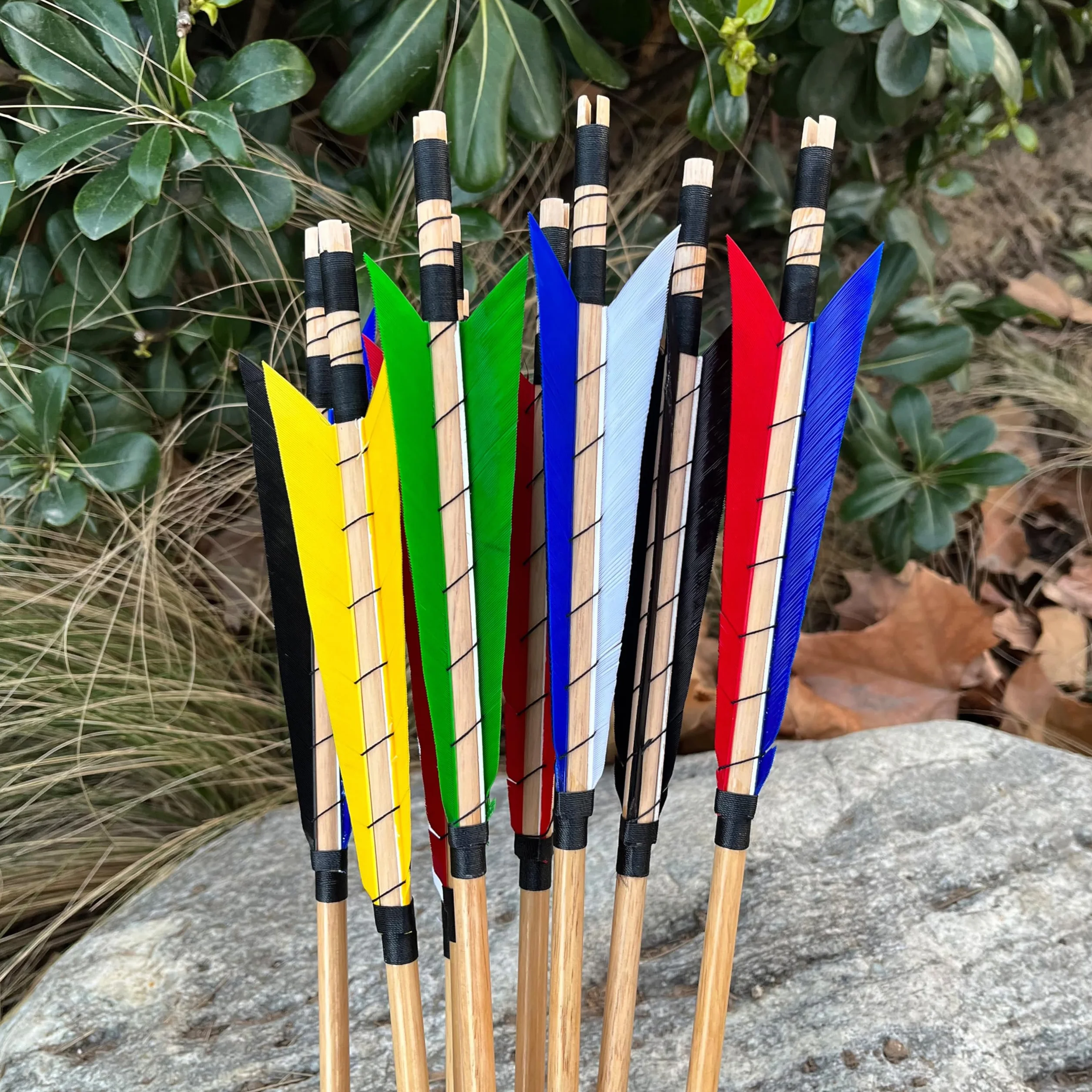 Flèches en Bois de 32 Pouces pour Tir à l'Arc Traditionnelles avec Plumes Naturelles