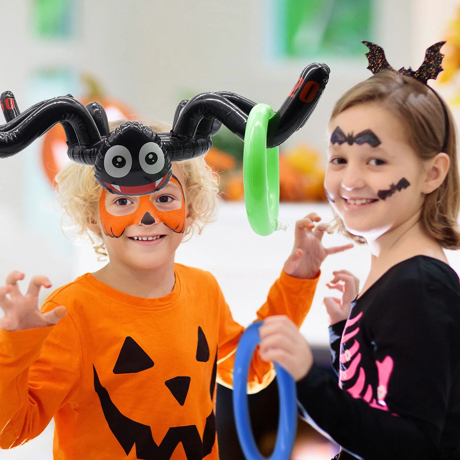 TRIXES Halloween Jeu de Lancer d'Anneaux Gonflables avec Araignée et Chapeau de Sorcière - Pompe à Air Incluse