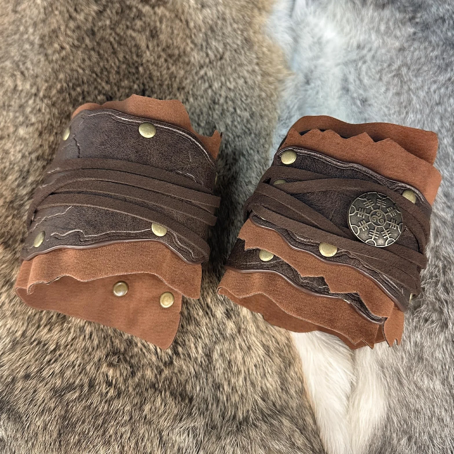 HiiFeuer Protège-Bras Médiévaux en Daim, Bracelets en Fourrure Artificielle Renaissance, Bandeau de Poignet Viking Archery Arm Guards