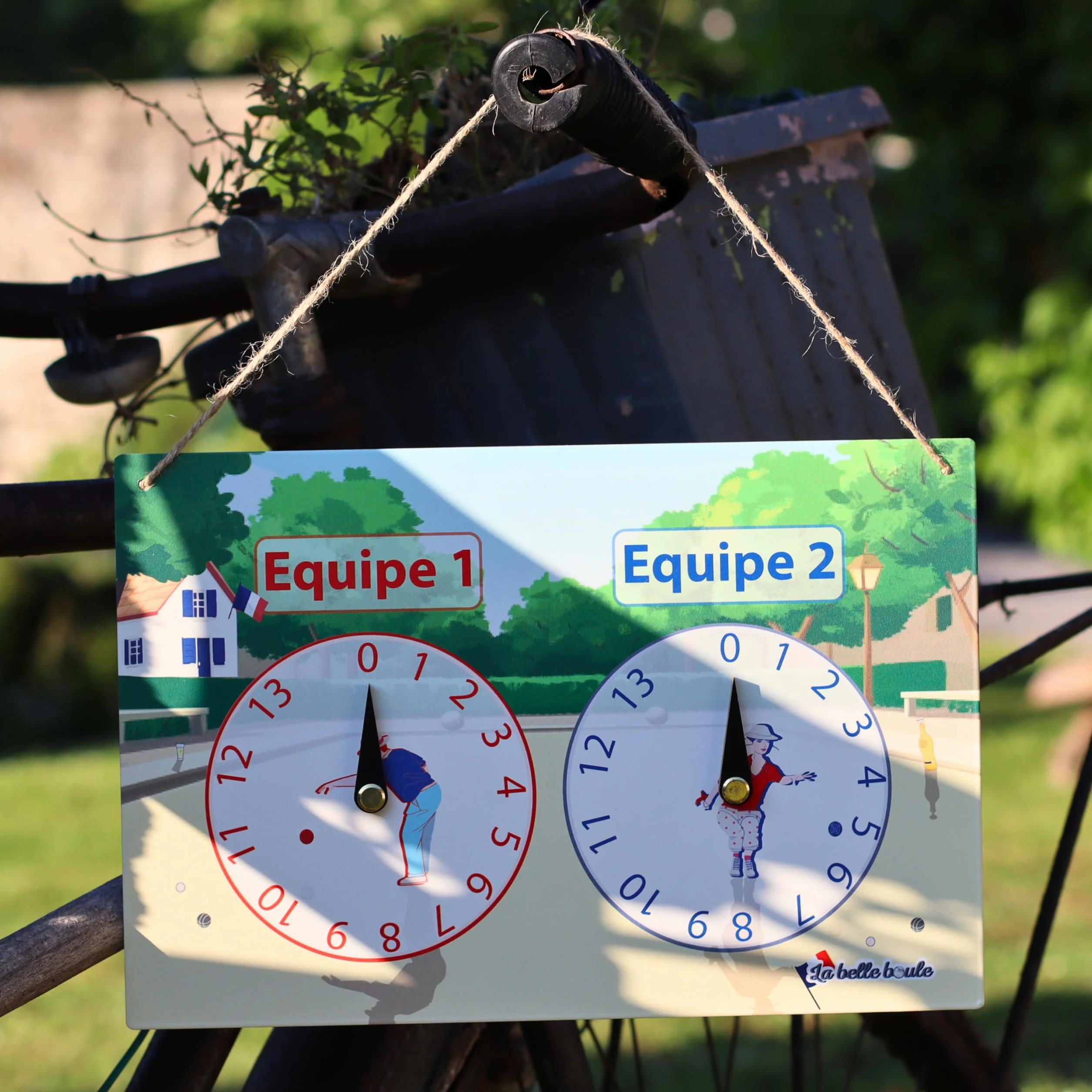 La Belle Boule Compteur de Score Pétanque 30x20cm Étain Vintage Plaque Métal Aiguilles Pivotantes 2 Équipes