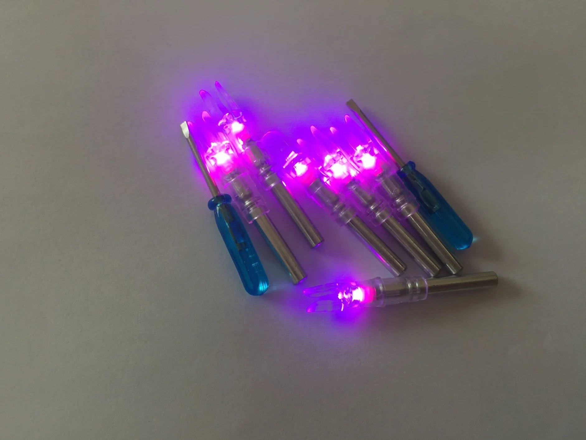 Lot de 6 encoches lumineuses automatiquement diamètre intérieur 6,2 mm flèches taille S violet