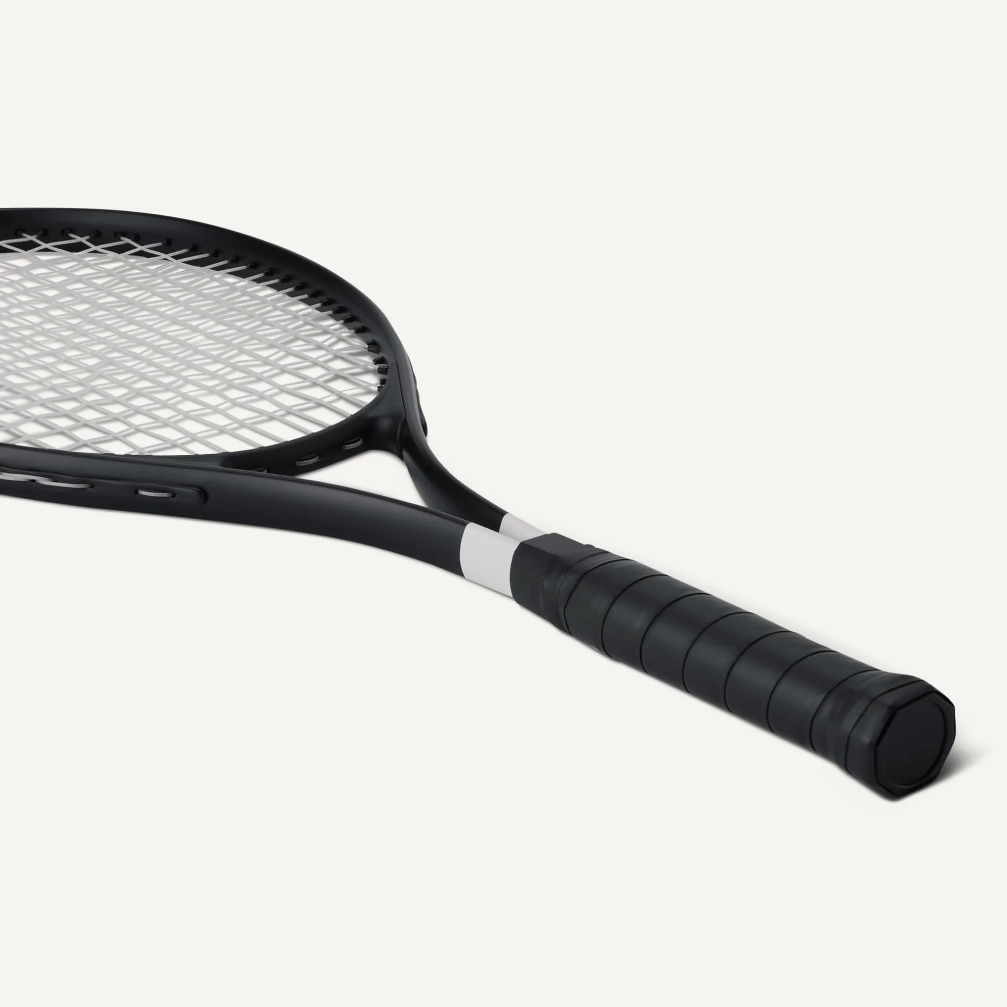 Amazon Basics Lot de 2 raquettes de tennis pour adulte 68.5 cm, 3 Balles et 2 Surgrips, Noir
