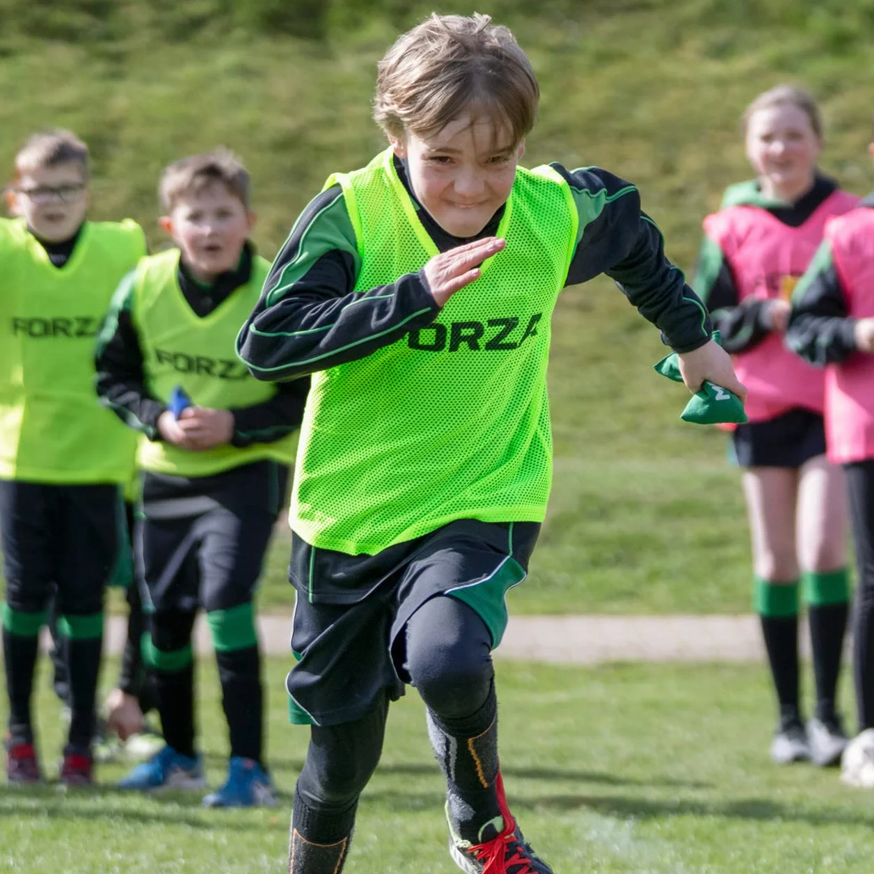 FORZA Chasubles d’Entraînement Pack de 15 | Léger, Tailles/Couleurs Multiples pour Adultes et Enfants | Football, Rugby, Hockey, Handball