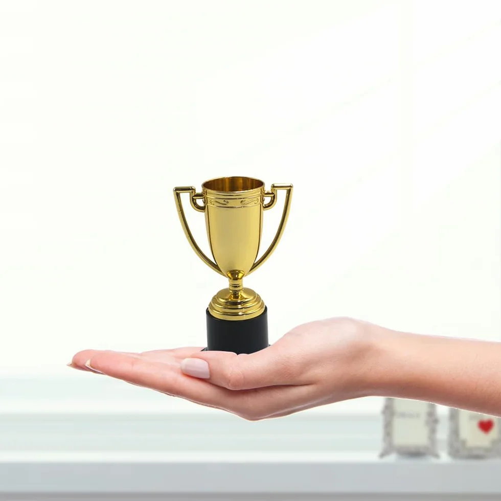 Mini Trophées Dorés 6 Petits Trophées en Plastique pour Anniversaires Enfants Tournois Sportifs Récompenses Scolaires