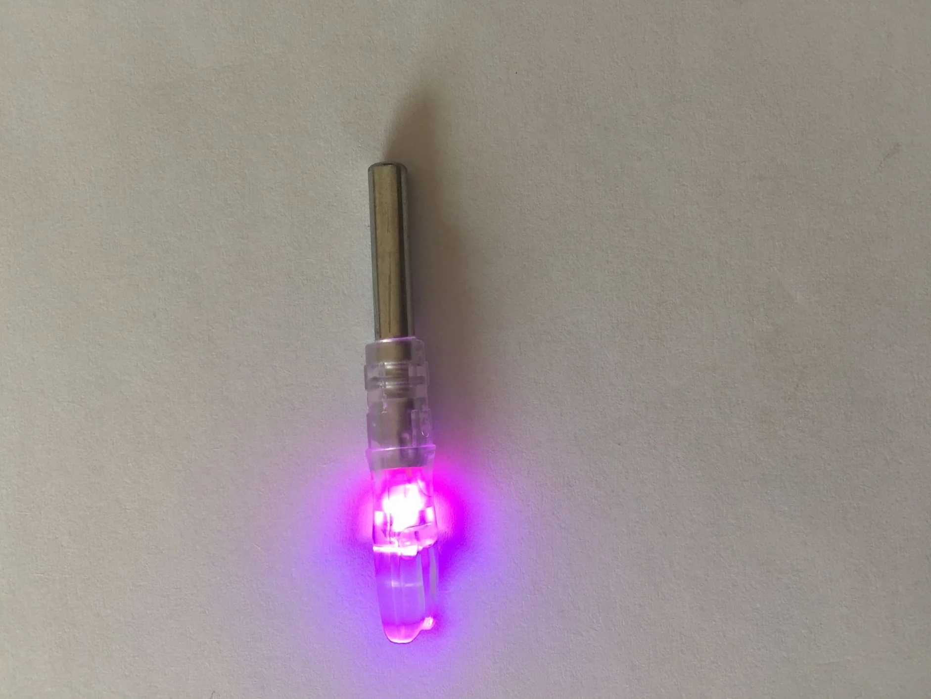 Lot de 6 encoches lumineuses automatiquement diamètre intérieur 6,2 mm flèches taille S violet
