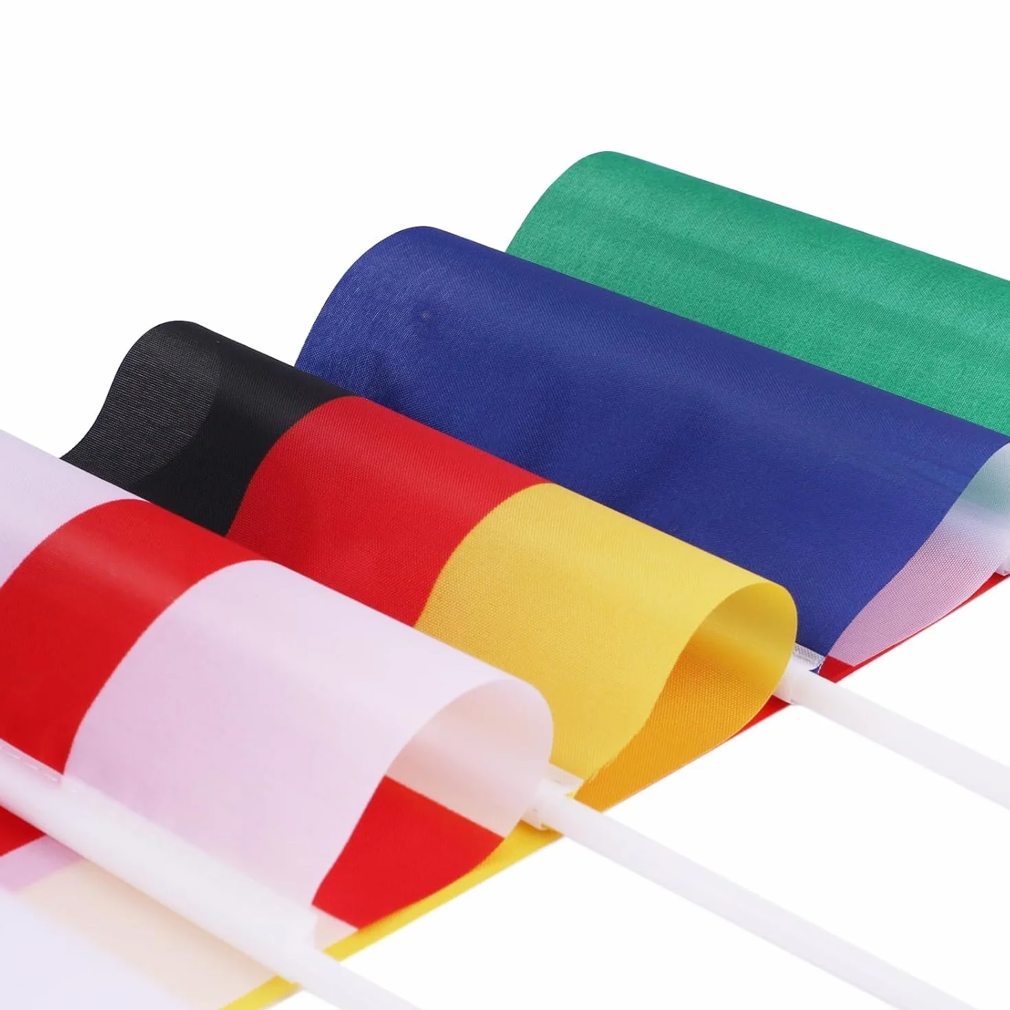 AhfuLife 48 Drapeaux de Coupe du Monde de Football 14x21cm avec Mât 30cm pour Décoration Compétition