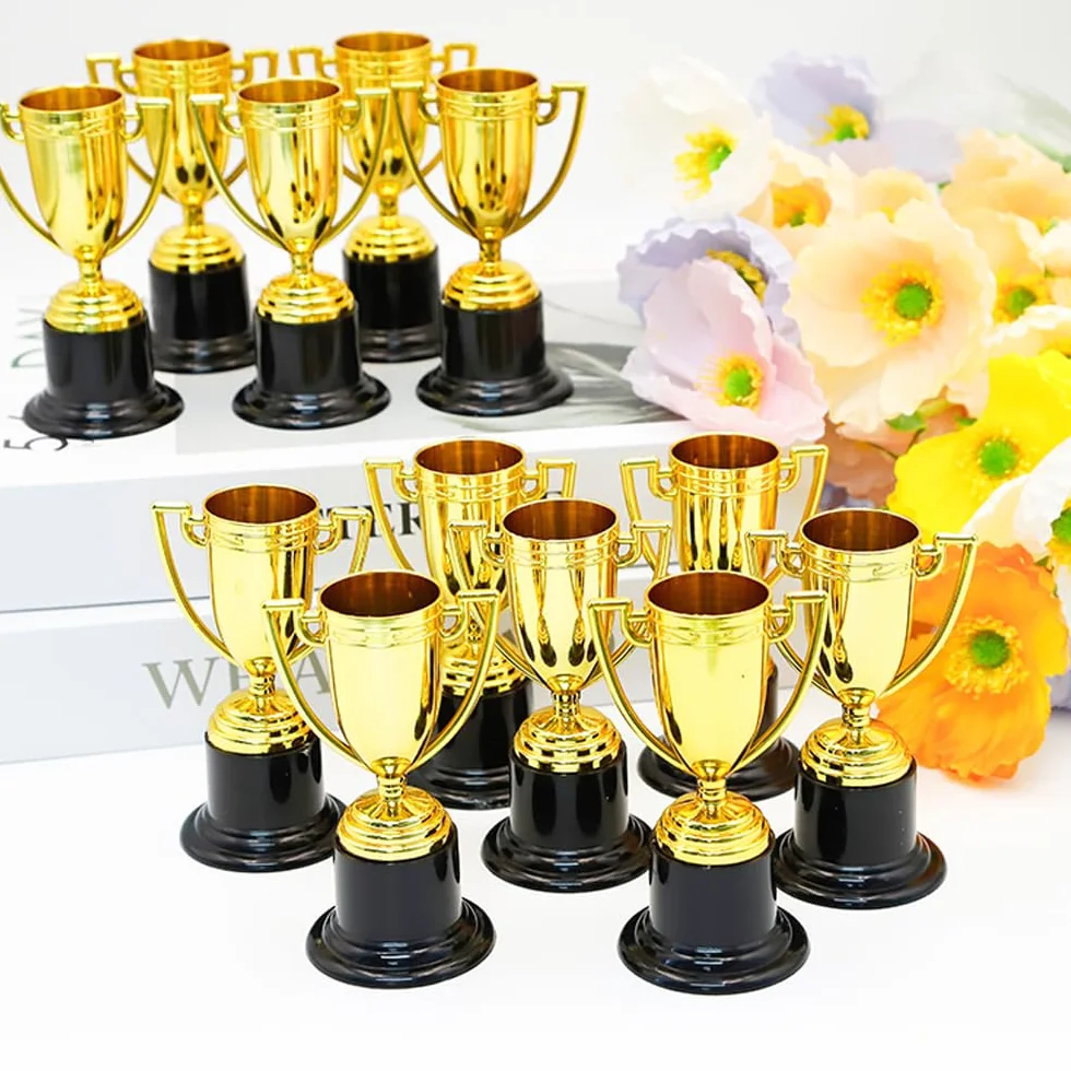 Mini Trophées Dorés 6 Petits Trophées en Plastique pour Anniversaires Enfants Tournois Sportifs Récompenses Scolaires