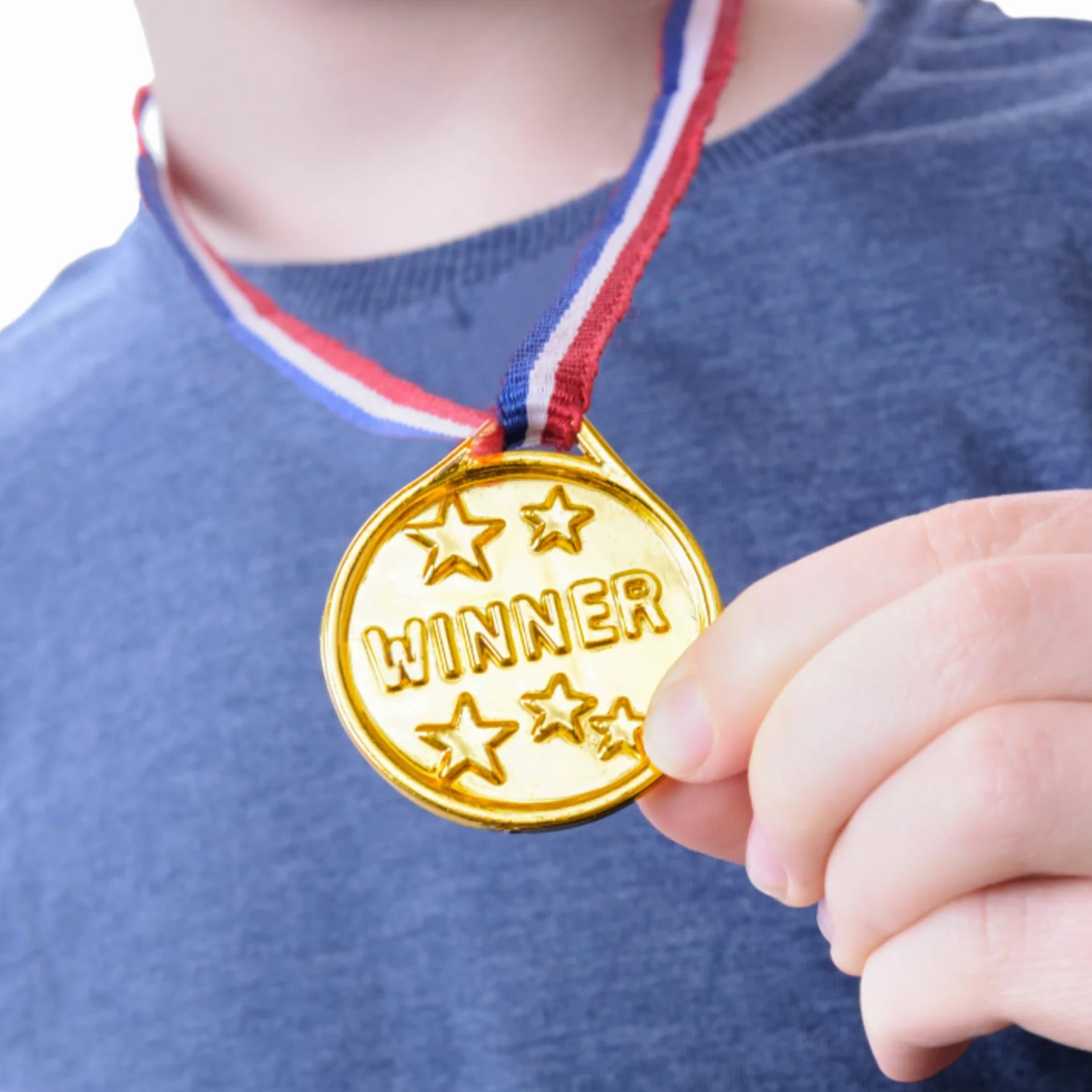 Brelet Medaille pour Enfant, 30 Pcs Médailles d'or Gagnant en Plastique avec Collier pour Compétition Sportive