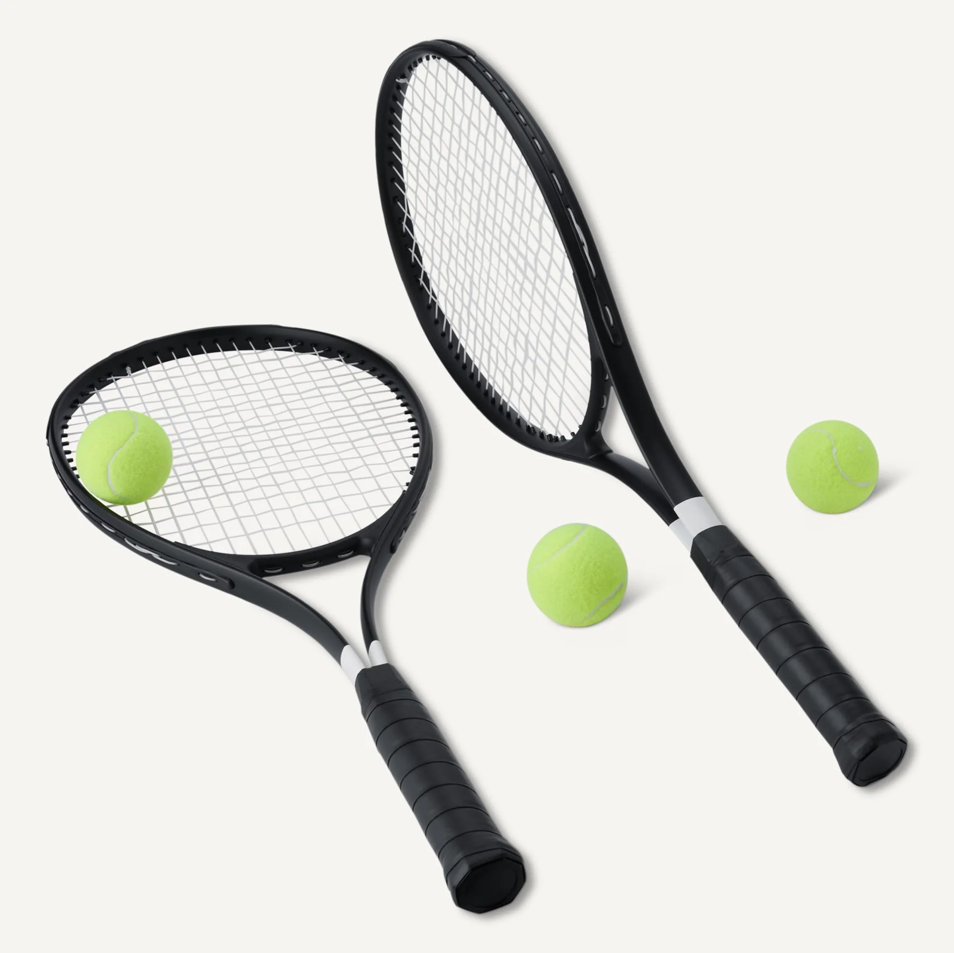Amazon Basics Lot de 2 raquettes de tennis pour adulte 68.5 cm, 3 Balles et 2 Surgrips, Noir