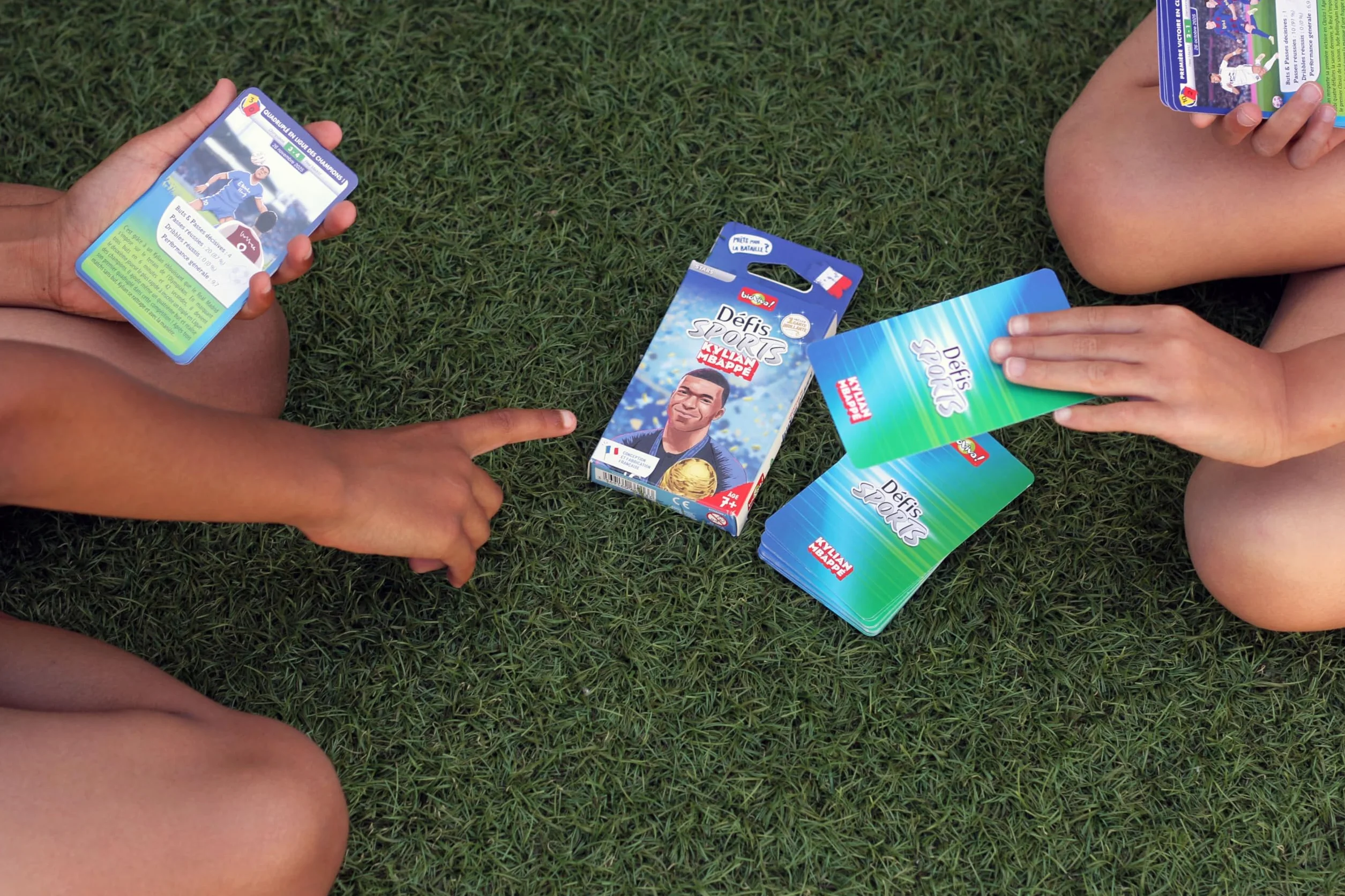Bioviva Défis Sports Kylian Mbappé Jeu de Cartes Enfant Bataille Thème Foot 7 Ans 2-6 Joueurs Fabriqué en France