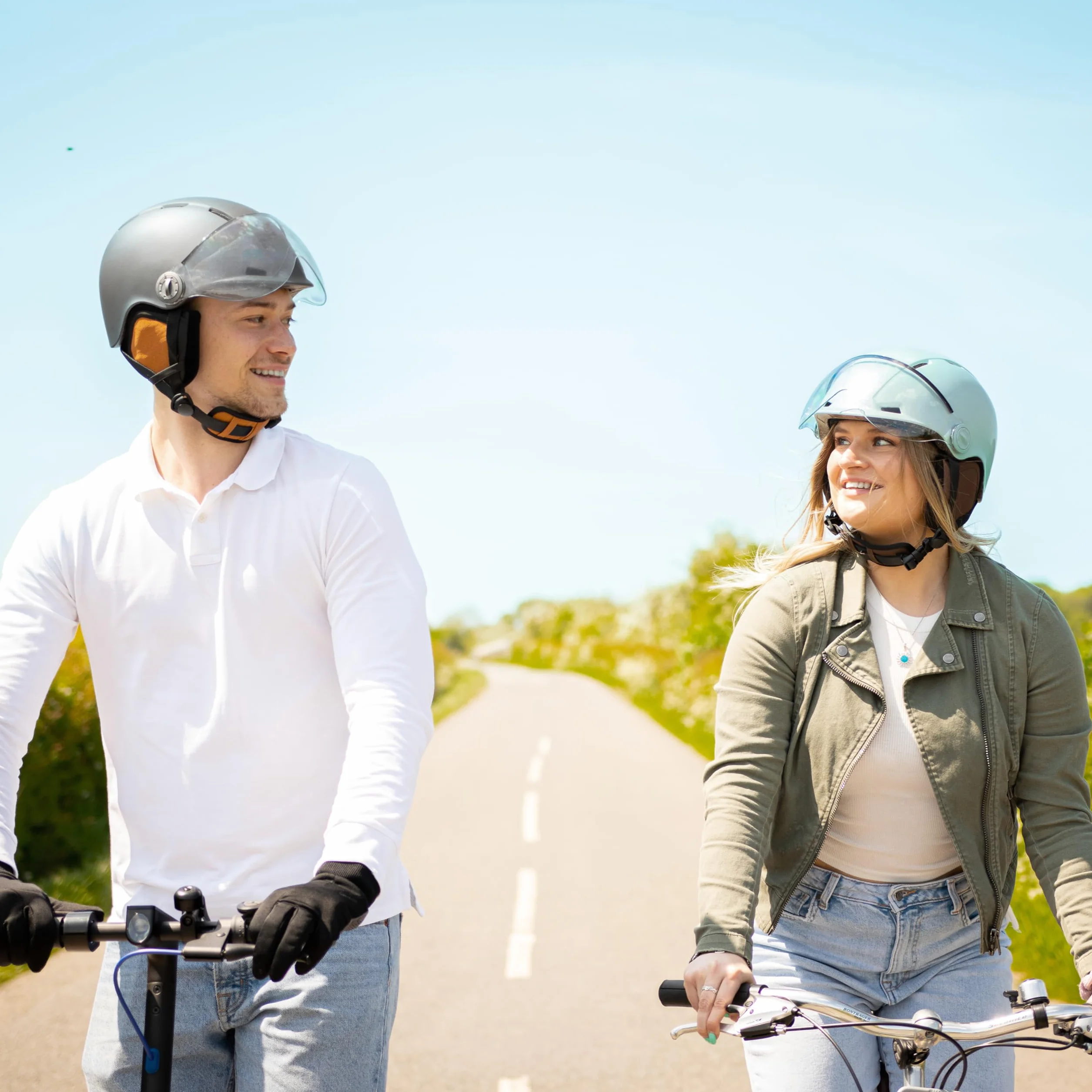 Casque Lifestyle Urbain Vélo Trottinette Electrique Visière Transparente Cache-Oreille Amovibles Vert Métallisé Taille M