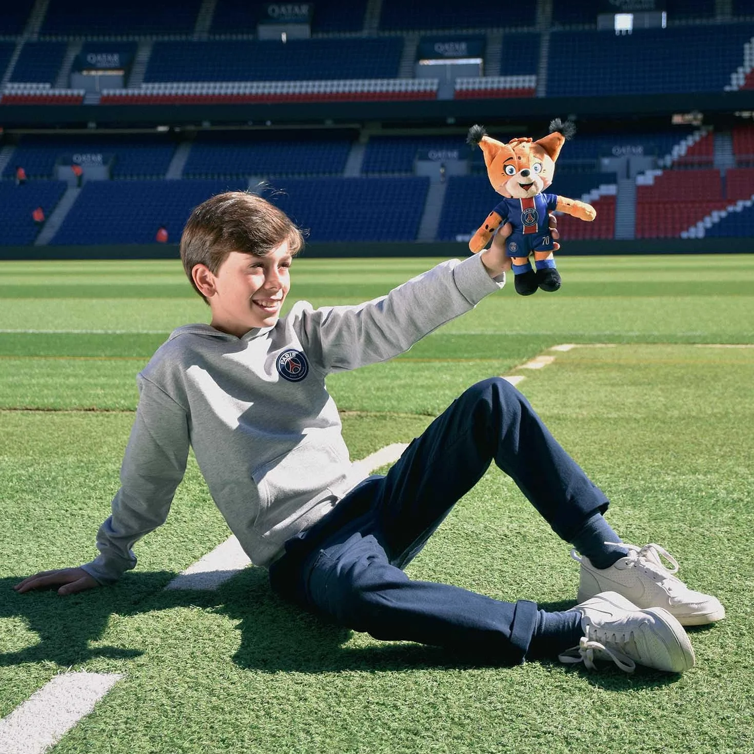 Peluche Mascotte PSG Germain Le Lynx 25 cm Licence Officielle avec Maillot Amovible Souvenir Foot Fan Paris Saint-Germain