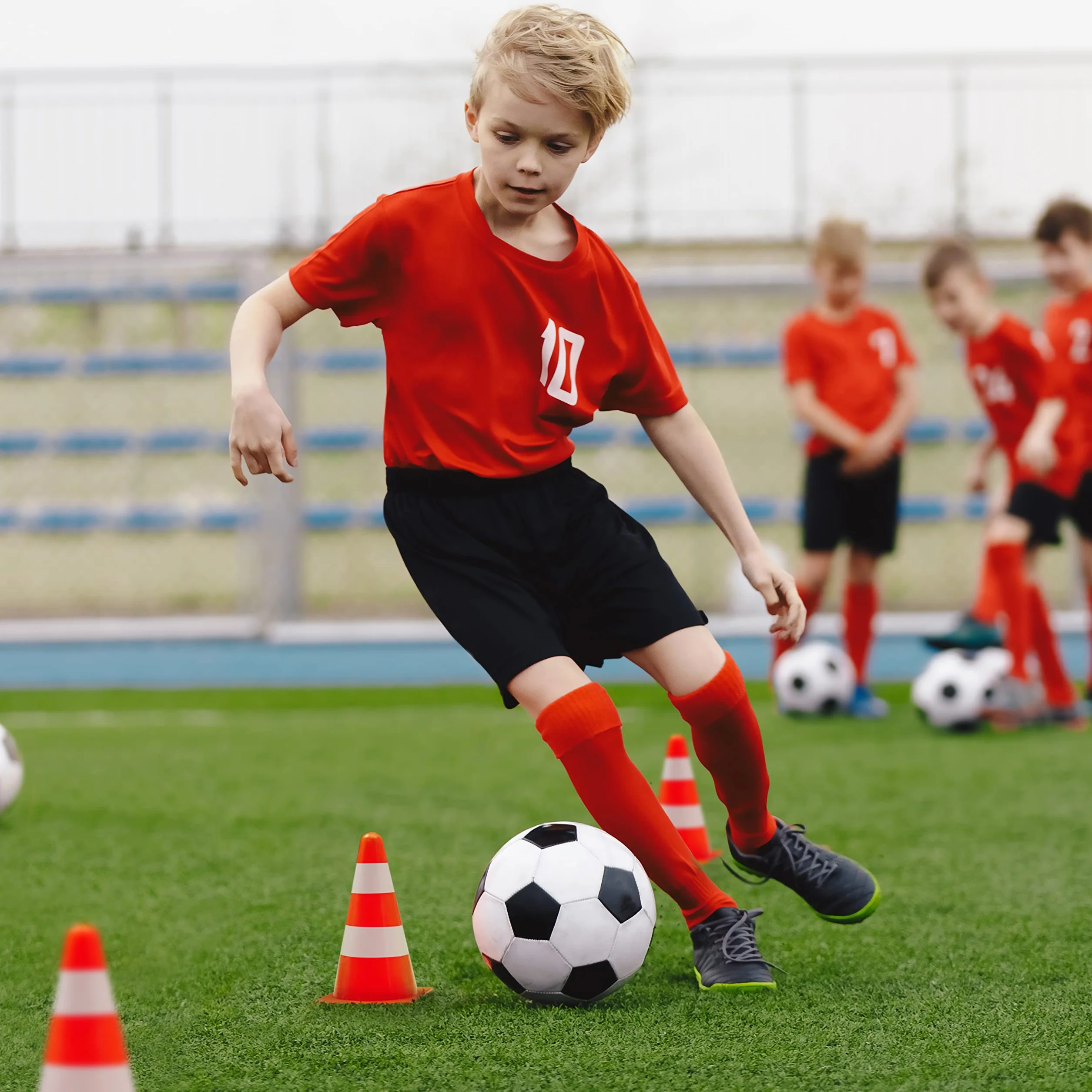 BRAMBLE 12 Cônes de Signalisation 23cm avec Bandes Réfléchissantes pour Sport, Football, Jeux Enfants