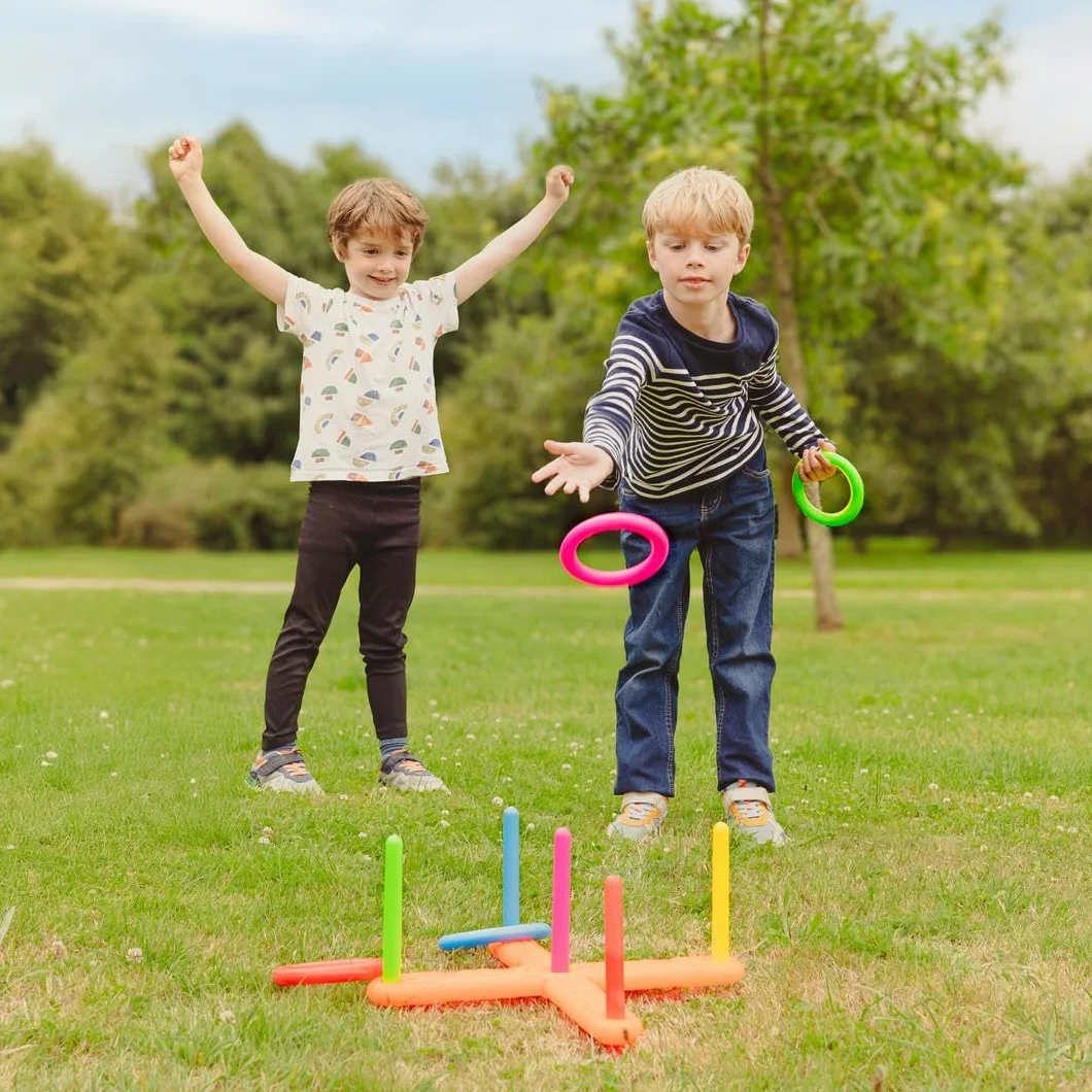 P'TIT CLOWN Jeu de Lancer d’Anneaux Enfant - Jeu d’Extérieur d’Adresse et de Précision - 5 Anneaux, 5 Piquets, Support à Assembler - Plastique