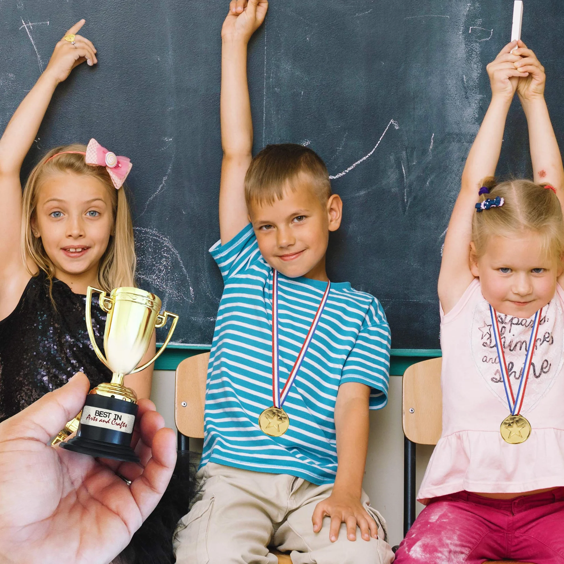 THE TWIDDLERS 24 Pièces Mini Trophées & Médailles pour Fête Enfants, Sport Scolaire, Tournoi