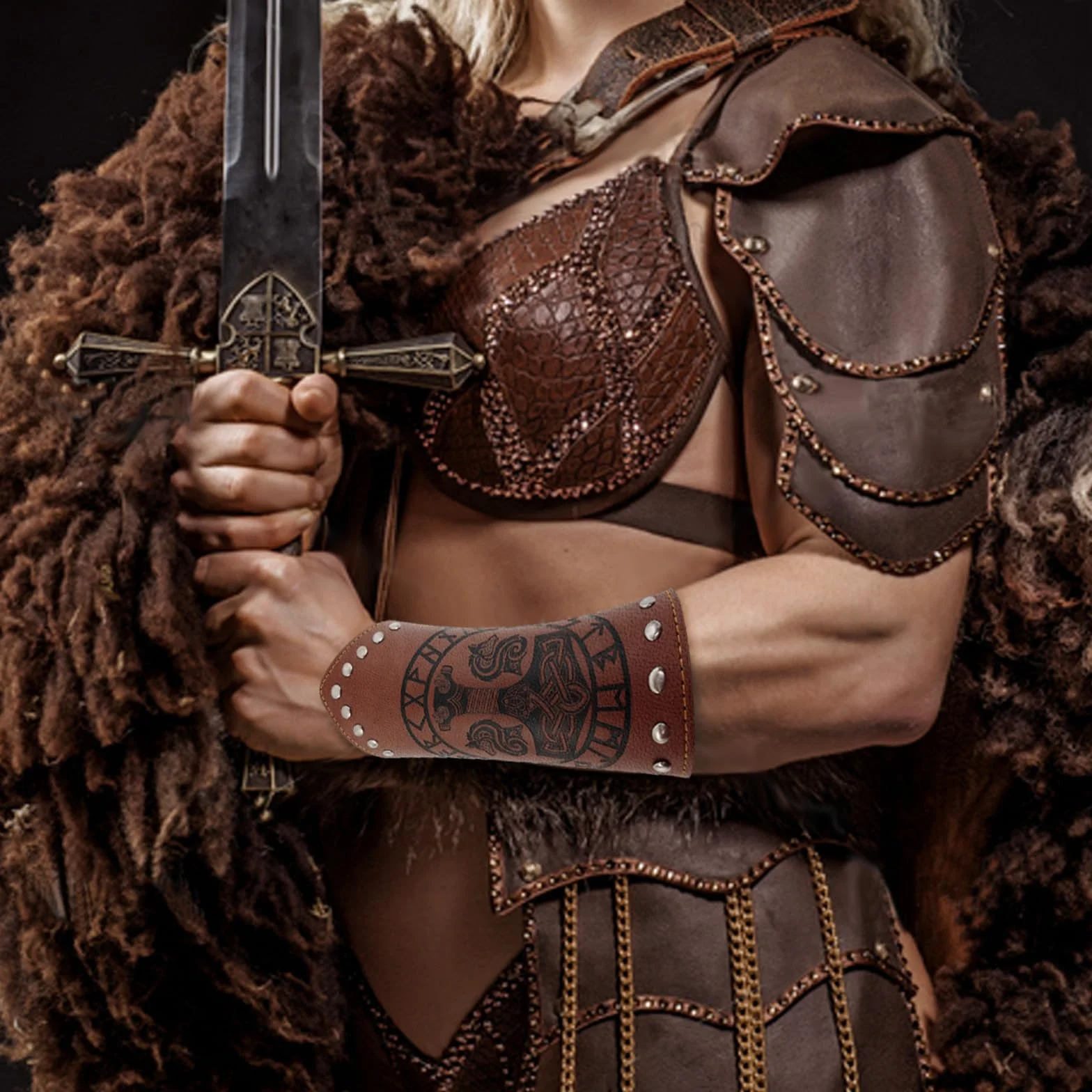Brassards en Cuir Viking pour Adultes, Protège-bras Médiévaux en Cuir Synthétique Gaufré pour LARP Halloween