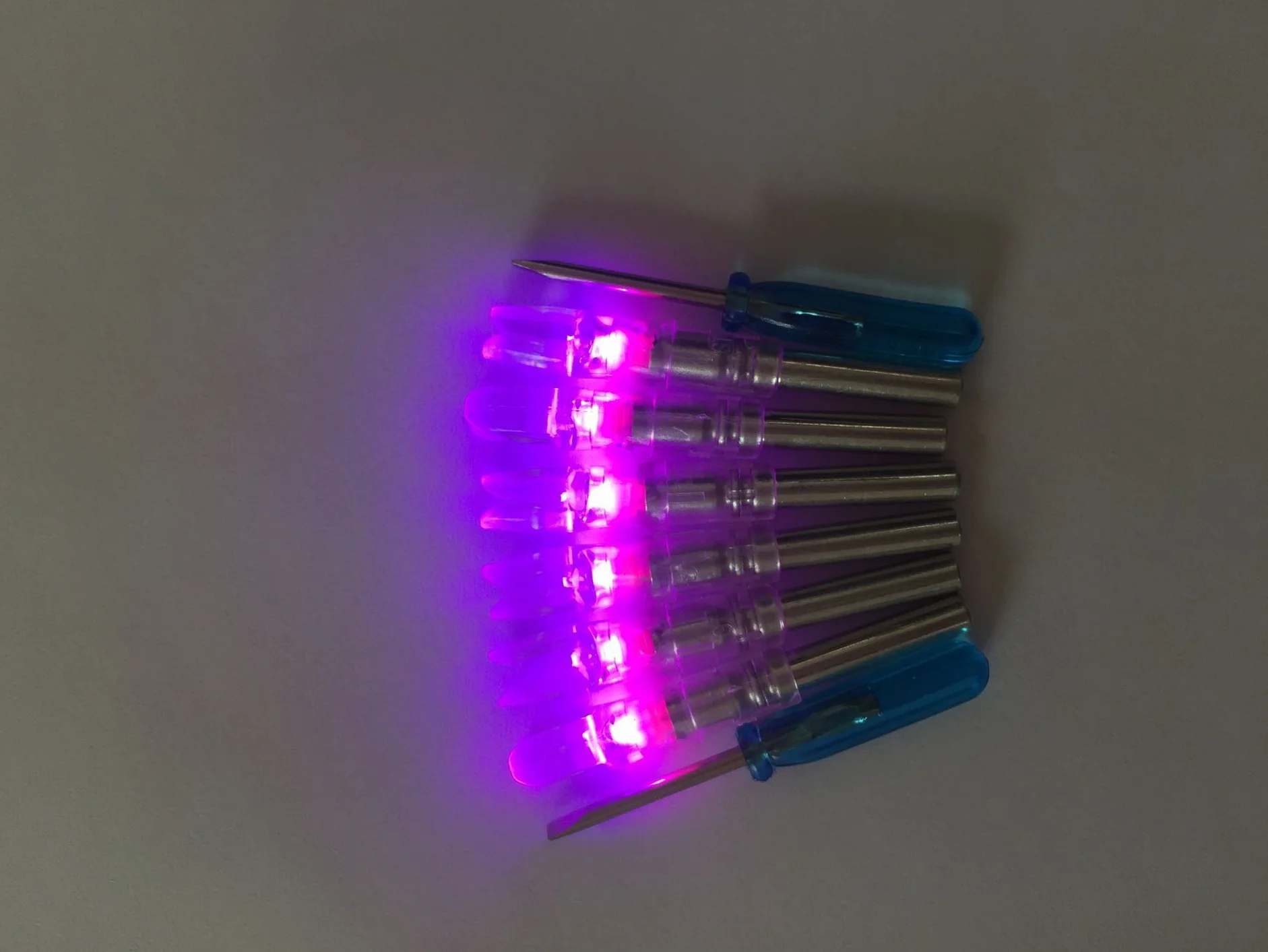 Lot de 6 encoches lumineuses automatiquement diamètre intérieur 6,2 mm flèches taille S violet